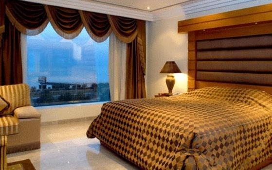 มิราจ สวีท โฮเต็ล - แฟมิลี่ โอนลี่ Hotel Kuwait City ภายนอก รูปภาพ